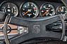 Porsche 911 T (1972) - das Porsche-Wappen im Lenkrad (© Daniel Reinhard, 2015) Porsche 911 T (1972) - das Porsche-Wappen im Lenkrad (© Daniel Reinhard, 2015)