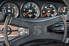 Porsche 911 T (1972) - das Porsche-Wappen im Lenkrad
