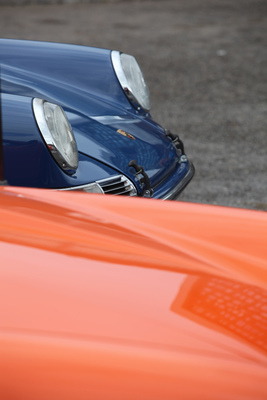 Porsche 911 T - in Blau, davon ein G-Modell in Orange - OSMT Zug im September 2017