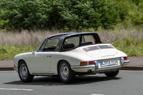 Porsche 911 Targa (1965) - erstes verkauftes Targa-Exemplar (teilweise Vorserien-Standard, etwa noch mit Holzspriegeln im Verdeck-Rückteil)