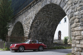 Porsche 911 Targa (1966) - der massive Targa-Bügel fällt gerade bei kontrastfarbenen Autos auf