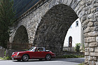 Porsche 911 Targa (1966) - der massive Targa-Bügel fällt gerade bei kontrastfarbenen Autos auf