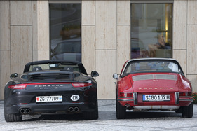 Porsche 911 Targa (1966) - richtig massig erscheint einem der Hintern eines modernen Porsche, wenn man den Ur-911er daneben stellt