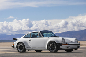 Porsche 911 Turbo (1975) - als Lot 273 an der RM/Sotheby's Monterey Versteigerung vom 12. bis 14. August 2021