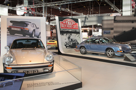 Porsche 911 Turbo (1978) - daneben ein 911 S - Rétromobile 2015