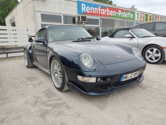 Porsche 911 Turbo (1996) mit RS-Schürze und -Heckflügel – Porsche-Treffen Dinslaken 2022