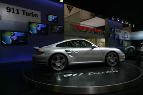 Porsche 911 Turbo (2006) - Die inzwischen sechste Generation des Spitzenmodells der Elfer-Baureihe verfügt als erstes Serienautomobil mit Benzinmotor über einen Turbolader mit variabler Turbinengeometrie (VTG) (2006)