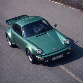 Porsche 911 Turbo 3.0 (930) (1975) - früher Serien-Turbo, noch ohne Schutzaufstriche auf den hinteren Kotflügeln