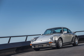 Porsche 911 Turbo (930) (1977) - die mattschwarzen Flächen tauchten auch auf vielen Nicht-Turbos auf (1977)