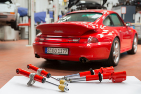 Porsche 911 Turbo 993 (1995) - Bilstein Dämpfer mit 993 Turbo im Hintergrund