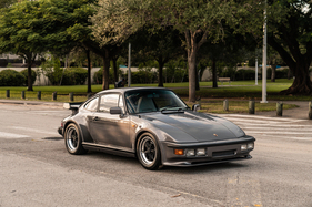 Porsche 911 Turbo Coupe Slant Nose Usine Flachbau (1982) - als Lot 080 angeboten an der Versteigerung von Artcurial an der Rétromobile Paris am 7. Februar 2020