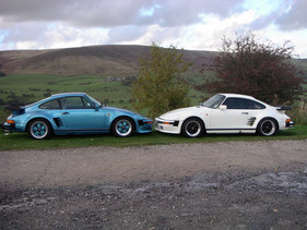 Porsche 911 Turbo Flachbau (1986) - zwei Rechtslenker, aufgenommen in England im Jahr 2004