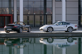 Porsche 911 Turbo S (2004) - Porsche erweitert mit Coupé und Cabriolet, charakteristisch für die neuen „S“-Varianten sind das gesteigerte Leistungspotenzial des Motors sowie die serienmässige Keramikbremsanlage PCCB (2004)