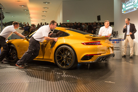 Bild Porsche 911 Turbo S Exclusiv series (2017) - zurück - an der Porsche Soundnacht