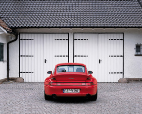 Bild: Porsche 911 Turbo (Typ 993) (1995) - Highlight des Allrad-Supersportwagens ist der mit Abgas-Kontroll-Systems OBD II ausgestattete Biturbo-Motor, der als emissionsärmster Serien-Automobilantrieb gilt