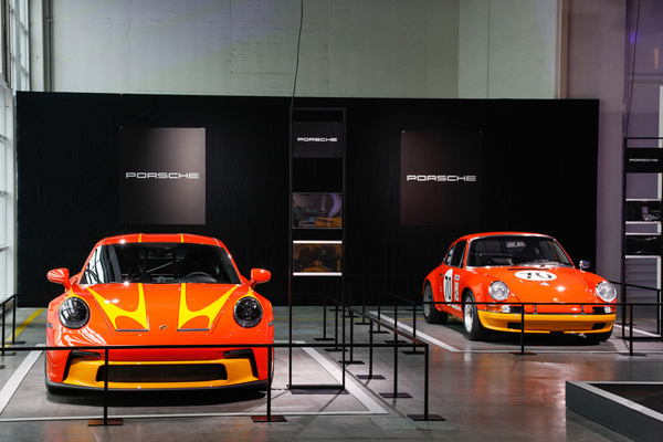 Porsche 911 aus verschiedenen Epochen, rechts ein 911 S der Siebzigerjahre - 38. Auto Zürich 2025