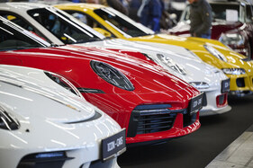 Porsche 911 der Generation 992 in Reih und Glied am Stand von Icon Cars – Classic Expo 2026
