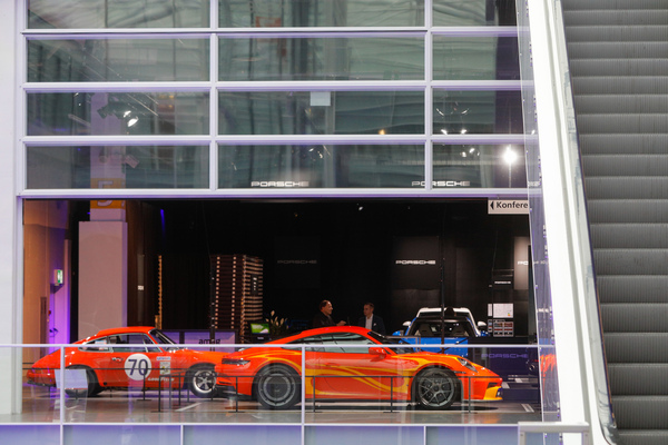 Bild Porsche 911 heute und vor 50 Jahren - 38. Auto Zürich 2025