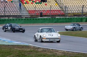 Porsche 911 - im Hintergrund ein BMW mit etwas gar viel Power-Oversteer - beim akademisches Fahrtraining auf dem Hockenheimring 2012