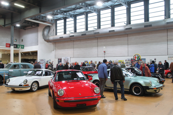 Porsche 911 interessieren immer, der grüne ist ein Turbo - Oldtimermesse St. Gallen am 30. Oktober 2016