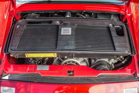 Porsche 911 turbo 3,6 (1997) - vom Motor sieht man auch beim Öffnen der Abdeckung kaum etwas