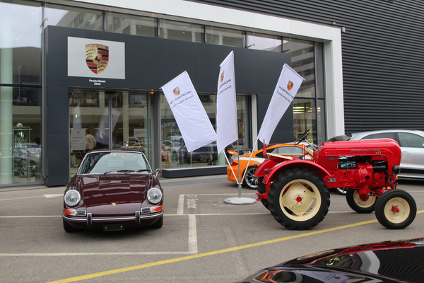 Porsche 911 und Traktor - Porsche Classic Zentrum Schlieren/Zürich