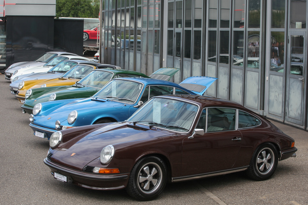 Bild Porsche 911 verschiedener Generationen in Reih' und Glied, gezeigt von Porsche Classic Partner Zürich - AMAG Classic Day 2022