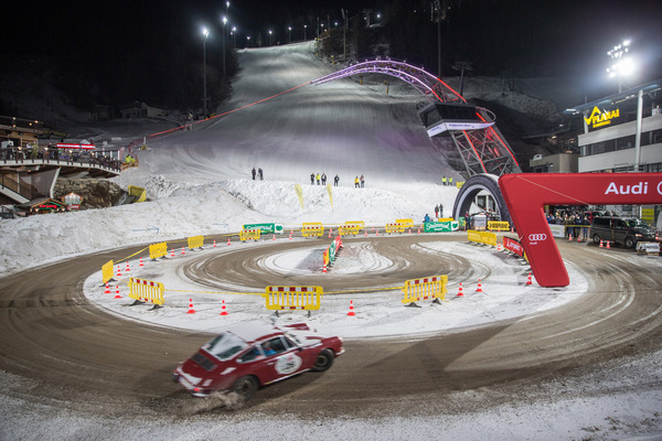Bild Porsche 912 bei der Schluss-Challenge - Zielraum für die beiden Nachtslaloms
