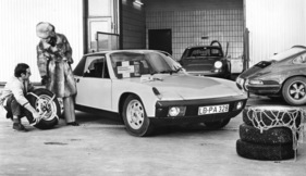 Porsche 914 (1974) - hier wird die Montage von Anfahrhilfen demonstriert