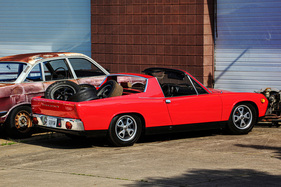 Porsche 914/4 Pickup (1971) - Länge läuft - die überaus exotische Bauform des Pritschen-Cabrios wirkt stilistisch gar nicht mal so ungelungen. Im Hintergrund ein NSU Ro 80 in rarer US-Version, der seiner Wiedergeburt harrt
