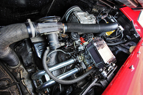 Porsche 914/4 Pickup (1971) - ... die sich beim Aktivieren des Klimakompressors (im Bild oben Mitte) nochmals erheblich reduzieren dürften. Dafür ist das Maschinenabteil erheblich übersichtlicher als in der leitungsschwangeren Serienversion