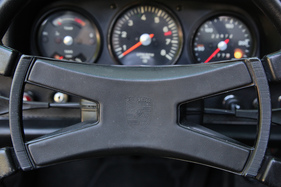 Porsche 914-6 (1970) - Porsche-Wappen im Lenkrad