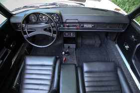 Porsche 914-6 (1970) - gute Platzverhältnisse für zwei Personen, notfalls konnte ein Dritter in der Mitte sitzen