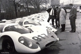 21. April 1969: Ferdinand Piëch (links) präsentiert den FIA-Kommissaren den Typ 917. Angeblich waren nur sieben der 25 Autos fahrbereit.