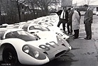 21. April 1969: Ferdinand Piëch (links) präsentiert den FIA-Kommissaren den Typ 917. Angeblich waren nur sieben der 25 Autos fahrbereit.