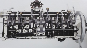 Porsche 917 (1969) – Geöffnetes Kurbelgehäuse des V12, unten rechts die Abtriebswelle, oben der Lüfterantrieb