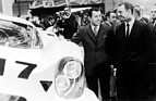 Porsche 917 (1969) - rechts ein zufriedener Piëch im Gespräch mit Gerhard Mitter