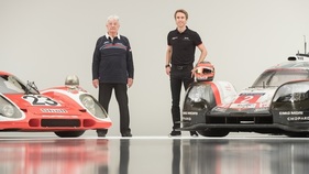 Porsche 917 (1970) - Zwei Generationen von Legenden treffen aufeinander. Unterschiedlicher könnten die Arbeitsgeräte kaum sein.