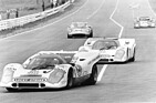 Porsche 917 (1971) – in Lucky-Strike-Lackierung gemeldet von David Piper bei den 9 Stunden von Kyalami, gefahren von Richard Attwood/Dave Charlton (Nr. 3) und Tony Adamowicz/Mario Casoni (Nr. 4)