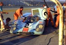 Porsche 917 K (1971) - Der Gesamtsieger am Boxenstopp - David Yorke (links mit Zeigefinger) koordiniert den Pitstop, rechts ins Bild kommend ist der damals berüchtigte beste Rennmechaniker Ermanno Cuoghi (24 Stunden Rennen von Daytona 1971)