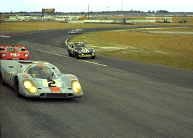 Porsche 917 K (1971) - Der Gesamtsieger beim Übergang vom Infield zum ovalen Speedway - Der berühmte Gulf Porsche 917K vom John Wyer Team mit Pedro Rodriguez und Jackie Oliver (24 Stunden Rennen von Daytona 1971)