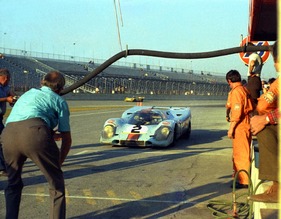 Porsche 917 K (1971) - Die Einfahrt in die Boxengasse des Gesamtsiegers - Der berühmte Gulf Porsche 917K vom John Wyer Team mit Pedro Rodriguez und Jackie Oliver (24 Stunden Rennen von Daytona 1971)