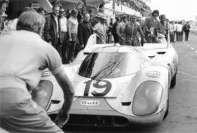 Bild Porsche 917 K (1971) - Herbert Müller beim Boxenstopp, anlässlich der 24 Stunden von Le Mans 1971