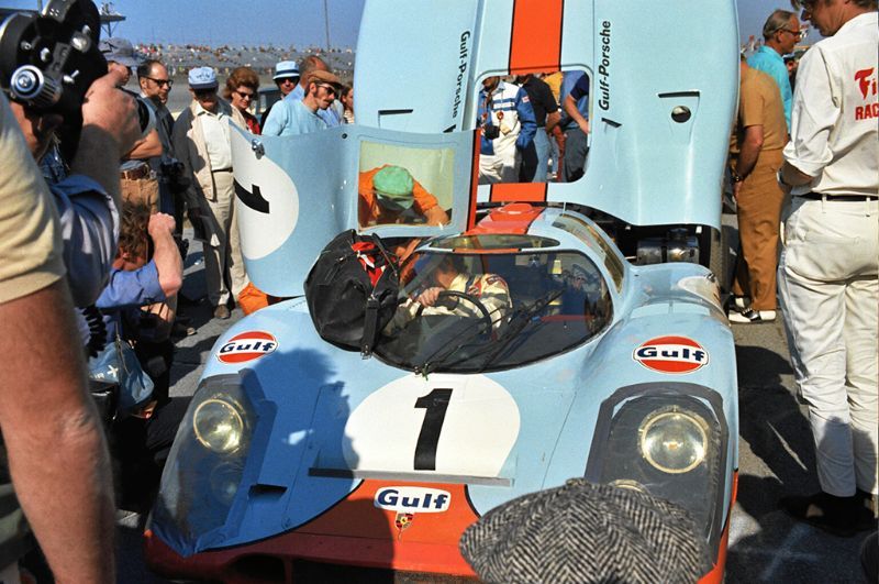 Porsche 917 K (1971) - Jo Siffert überprüft letzte Einstellungen im Cockpit - kurz vor dem Rennen (24 Stunden Rennen von Daytona 1971)