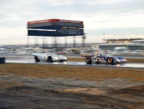 Porsche 917 K (1971) - Nach 92 Minuten Reparaturzeit beginnt die Aufholjagd für Pedro Rodriguez im Gulf Porsche 917K (24 Stunden Rennen von Daytona 1971)