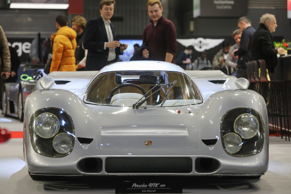 Bild Porsche 917 K (1971) - ohne Sponsoren, ganz in Silber, bei Joe Macari - Rétromobile Paris 2024