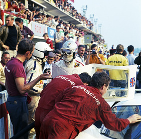 Bild: Porsche 917 LH (1969) – Vic Elford und Richard Attwood bestritten für Porsche die 24 Stunden von Le Mans, links im T-Shirt steht Ferdinand Piëch.
