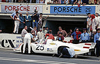 Bild: Porsche 917 LH (1970) – An den 24 Stunden von Le Mans 1970 schieden Vic Elford (im roten Overall) und Kurt Ahrens jr. (links daneben) aus.