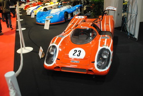 Porsche 917K - indermodell nach Siegerwagen Le Mans 1970, in 1700 Stunden mit 270 cc-Motor angefertigt, im Hintergrund Rennsportwagen auf Autodiva-Stand - Epoqu'Auto Lyon 2016