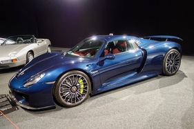 Porsche 918 Spyder (2013) – in der Ausstellung "Porsche Driven by Dreams"